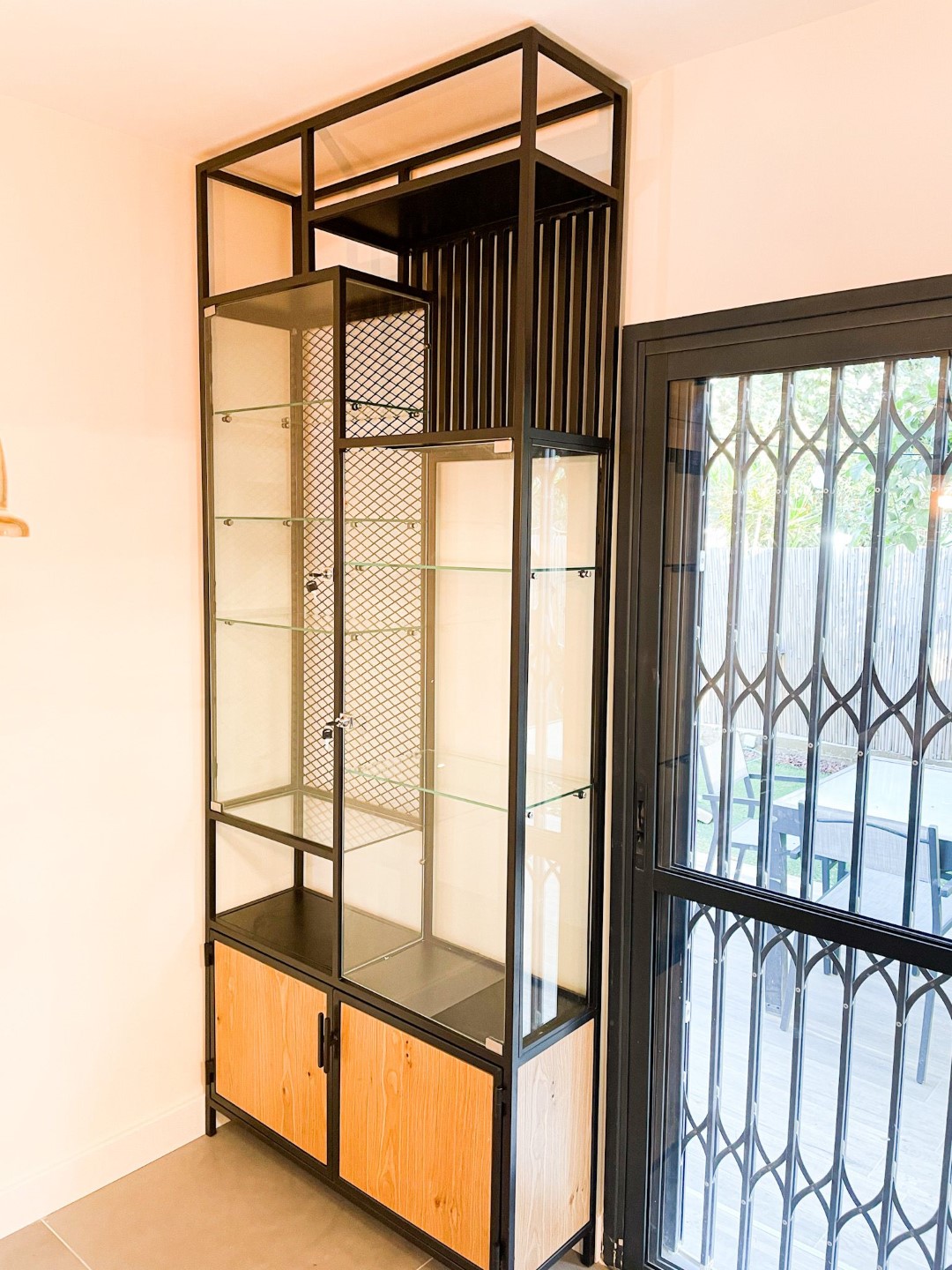 ויטרינה מרשימה בשילוב ברזל עץ וזכוכית